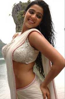 മംമ്‌തയുടെ ഗ്ലാമറിനെ വെല്ലാന്‍ ചാര്‍മി