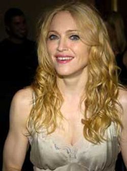 മഡോണ വേദിയില്‍ ബോധരഹിതയായി