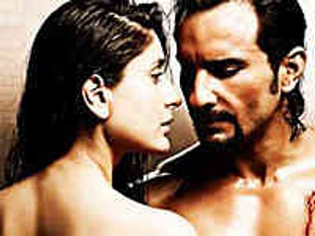 ശിവസേന കരീനയെ സാരിയുടുപ്പിച്ചു!!