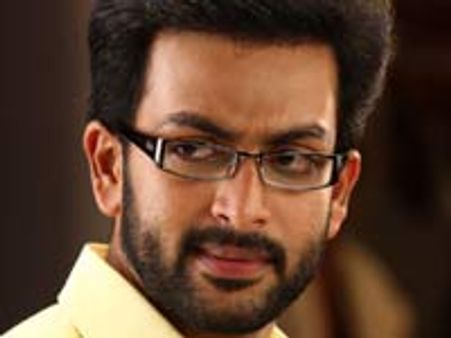 മാണിക്യക്കല്ലുമായി പൃഥ്വി