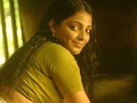 നല്ലവനില്‍ മാണിക്യം മൈഥിലി