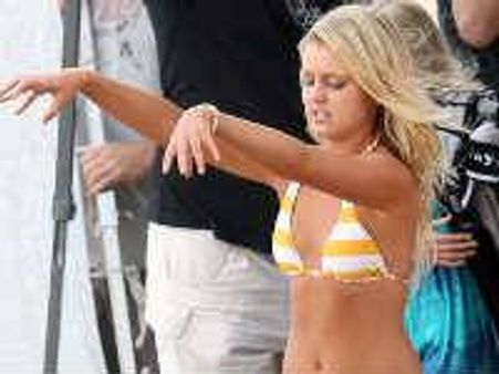 വെറും ബിക്കിനിയില്‍ ലൊറൈന്‍ നിക്കല്‍സന്‍