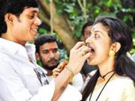 കാമുകന്‍ വീണ്ടും മീരയ്ക്കരുകില്‍!!