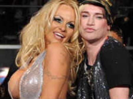 അല്പവസ്ത്രയായി പമേല ഫാഷന്‍ഷൊയില്‍ റിച്ചിക്കൊപ്പം