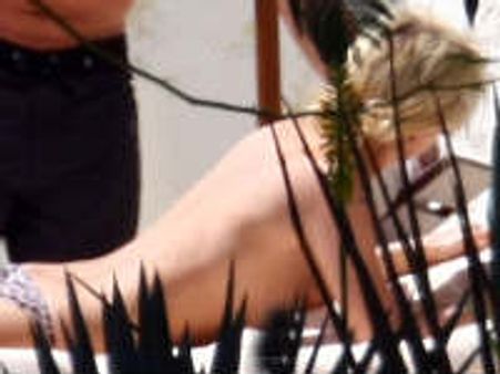 നഗ്നത ഒളിപ്പിയ്ക്കാതെ പാരീസ് കടല്‍തീരത്ത്