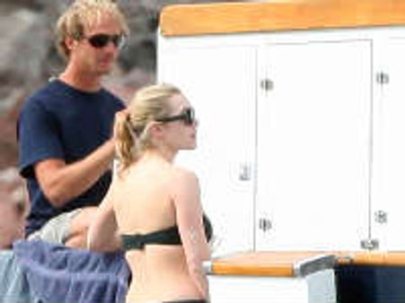 കേറ്റ് വിന്‍സ്ലെറ്റും ഒരു വള്ളം യുവാക്കളും