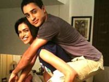 ഹൊ.. ദീപികയുടെ പുറത്ത് ഇമ്രാന്‍!