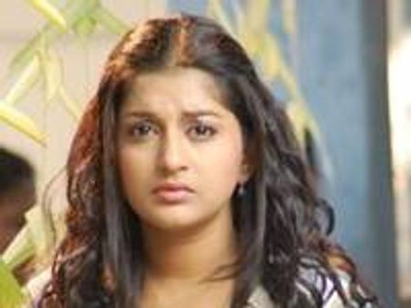 ഇമ്മാനുവല്‍ സില്‍ക്സിന്റെ പരാതിയില്‍ മീരയ്ക്ക് പിഴ