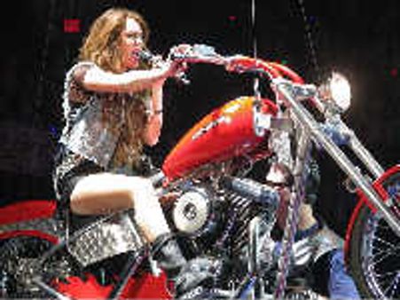 മെരുക്കാന്‍ വഴങ്ങാതെ മിലെ സൈറസ്