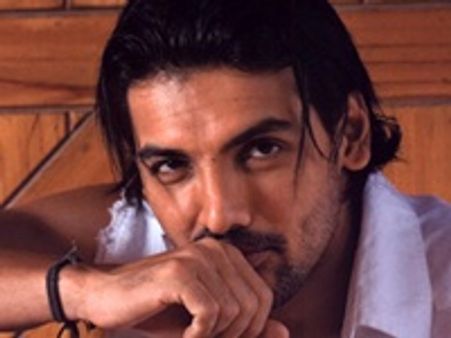 ജോണ്‍ എബ്രഹാം സംവിധായകന്റെ ഭാര്യയെ ചുംബിച്ചു