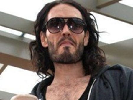 റസ്സലിന് സ്ത്രീകളെ കണ്ടെത്താന്‍ ടീം