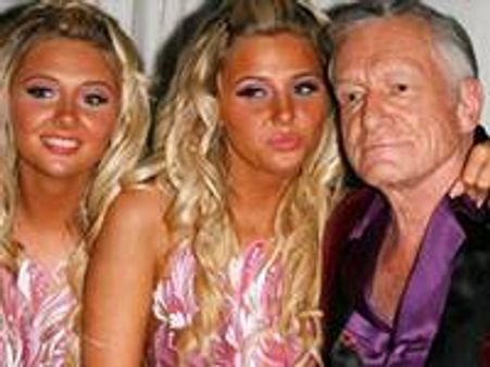 ഇരട്ട കാമുകിമാരെ ഹഫ്‌നര്‍ പുറത്താക്കി