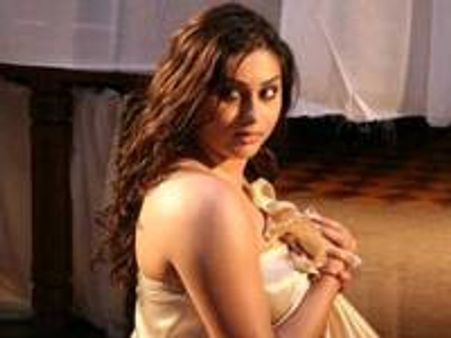 നമിതയുമെത്തി; ട്വിറ്ററിന്റെ മാദകത്വമേറി