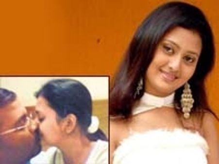 1 കിസ്സിന് 2 സിനിമ; അമൂല്യ ചുംബനവിവാദത്തില്‍