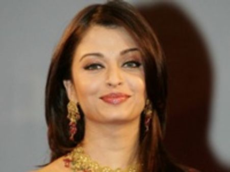 വയറു മറയ്ക്കാന്‍ ഐശ്വര്യ സ്റ്റൈല്‍ മാറ്റി?