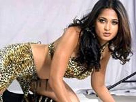 പടങ്ങള്‍ പൊട്ടി; അനുഷ്ക്ക മടങ്ങുന്നു