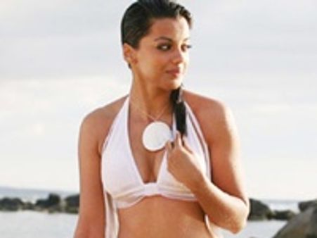 ബിക്കിനിയിട്ട മുഗ്ധയോട് അമ്മ പിണങ്ങി