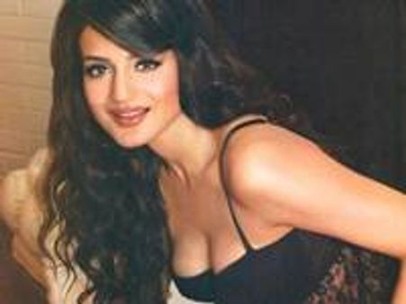 അമീഷ പട്ടേല്‍ ടോപ്‍ലെസാവുന്നു