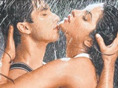 ഷാഹിദും പ്രിയങ്കയും വിമാനത്താവളത്തില്‍ ചുംബിച്ചു