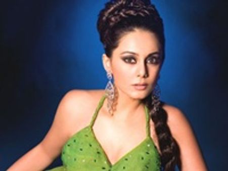 മിന്നിഷ നിതംബം ഇന്‍ഷുര്‍ ചെയ്യുന്നു