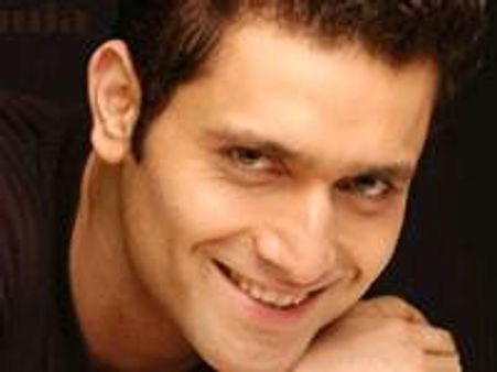 അഹൂജ പീഡിപ്പിച്ചിട്ടില്ലെന്ന് വേലക്കാരി