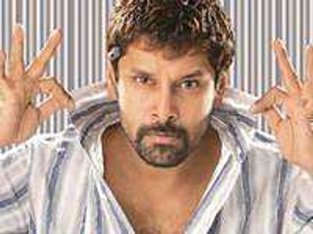 വിക്രം വീണ്ടും ഇടയുന്നു