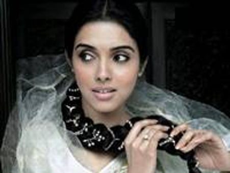 അസിന് ചുറ്റും പൊലീസ് വലയം