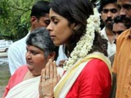 നാഗങ്ങളുടെ അനുഗ്രഹം തേടി മല്ലിക ഷെരാവത്ത്