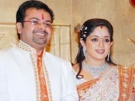 കാവ്യ പ്രശ്‌നം ഒത്തുതീര്‍പ്പാക്കിയത് സിപിഎം നേതാവ്