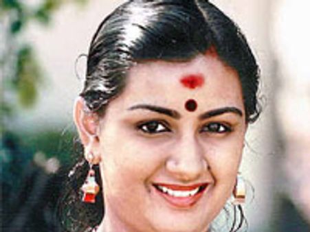 മേനക വീണ്ടും വെള്ളിത്തിരയിലേക്ക്