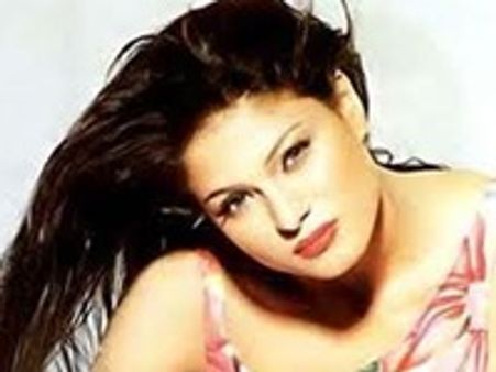 ക്യാമറയ്ക്കു മുന്നില്‍ വീണയുടെ തുണിയഴിഞ്ഞു