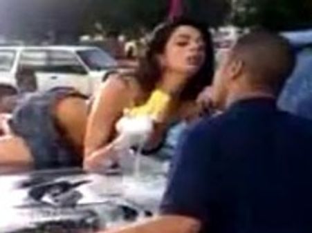 മല്ലികയുടെ ചൂടന്‍ കാര്‍വാഷ് വീഡിയോ നെറ്റില്‍