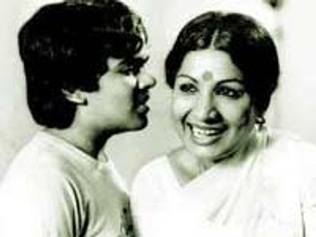 ഓര്‍മ്മകളുണര്‍ത്തി രതിനിര്‍വേദത്തിന്റെ പൂജ