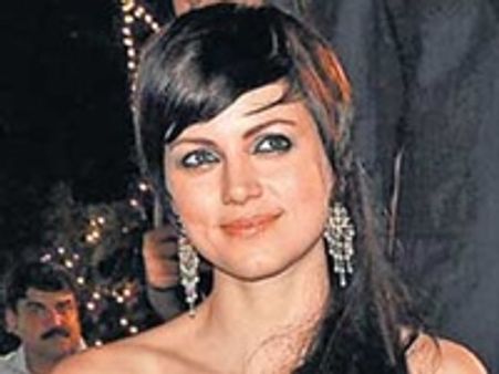 അടിവസ്ത്രമില്ലാതെ യാന പൊതുവേദിയില്‍!!