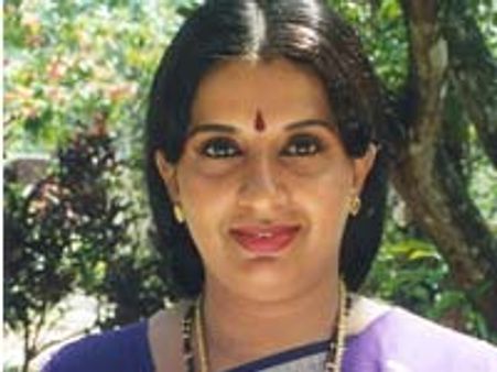 അംബികയും ക്യാമറയ്ക്ക് പിന്നിലേക്ക്