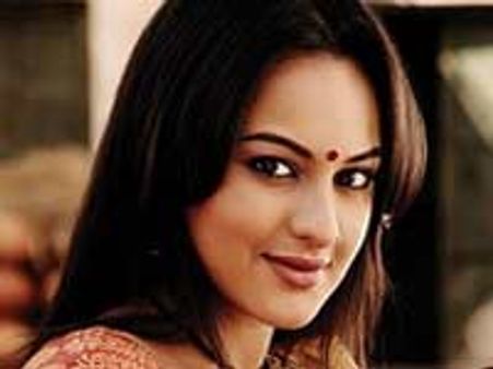 അനുസ്മരണ ചടങ്ങിനിടെ സോനാക്ഷിയെ കയറിപ്പിടിച്ചു