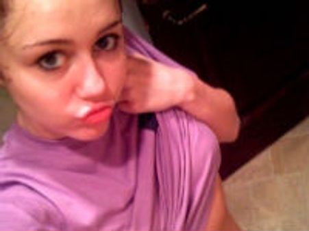 മിലെ സൈറസ് കഞ്ചാവ് വലിയ്ക്കുന്ന വീഡിയൊ പുറത്ത്