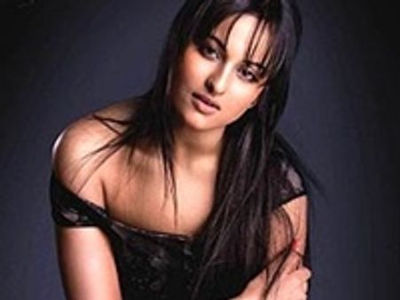 ബിക്കിനിച്ചിത്രം കണ്ട് ഞെട്ടിയെന്ന് സോനാക്ഷി