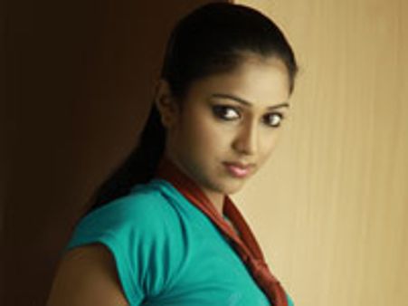 മുരുഗദോസ് ചിത്രത്തില്‍ നിന്നും അമല പിന്‍മാറി