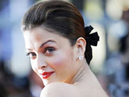 ഐശ്വര്യയുടെ തുണി പോയി!!