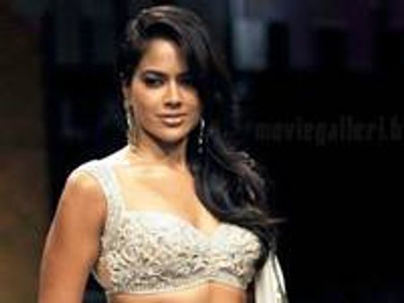 ജനക്കൂട്ടം നിയന്ത്രണം വിട്ടു: സമീര ഓടിരക്ഷപ്പെട്ടു