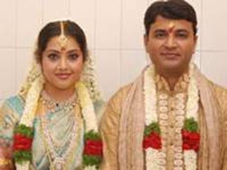 മീനയ്ക്ക് പെണ്‍കുഞ്ഞ്