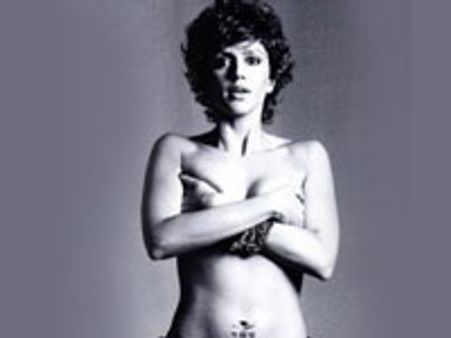 വോഗിന് വേണ്ടി മന്ദിര ബേഡി നഗ്നയായി