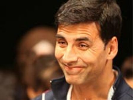 അനുഷ്‌ക അക്ഷയുടെ മുഖത്ത് തുപ്പി!!