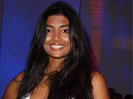 ജിം കാരിയ്ക്ക് ഇന്ത്യന്‍ കാമുകി-അഞ്ചല്‍ ജോസഫ്