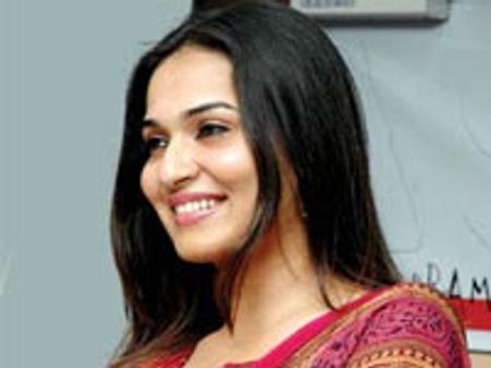 ആരാധകര്‍ രജനിയുടെ മകളെ തോല്‍പ്പിച്ചു!