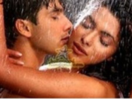 റെയ്ഡില്‍ തുണച്ച ഷാഹിദിന് പ്രിയങ്കയുടെ ചുംബനം!!