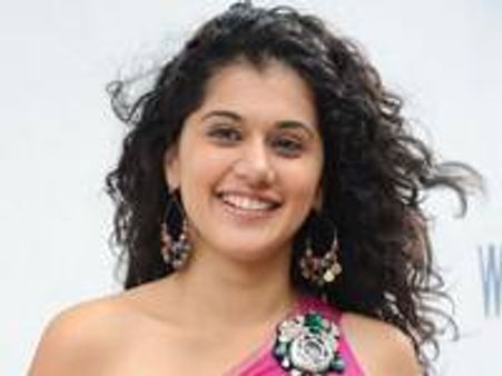 ഡബിള്‍സ് നായിക തപസ്സിക്കെതിരെ പരാതി