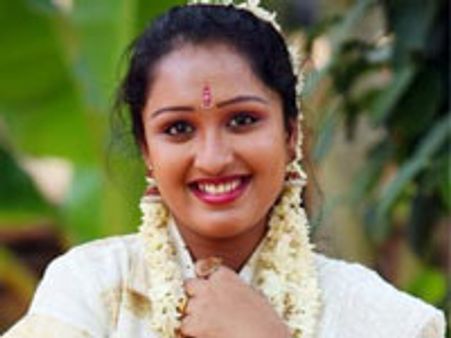 സീരിയല്‍ നടി രസ്‍നക്കെതിരെ അറസ്റ്റ് വാറന്റ്