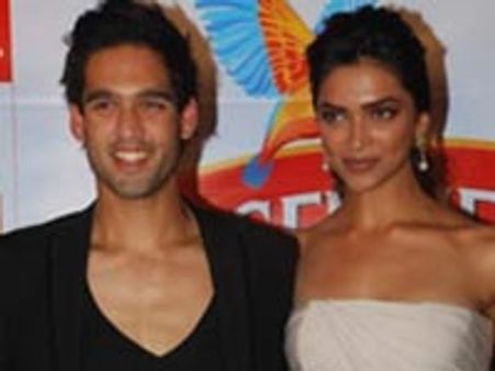 ദീപിക-സിദ്ധാര്‍ഥ്: പീറ്റേഴ്സണ്‍ കള്ളി പൊളിച്ചു!